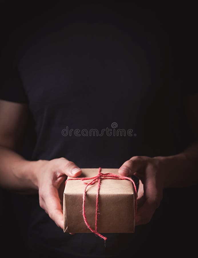 Handen die een kleine gift houden stock fotografie Handen die een kleine gift houden stock fotografie