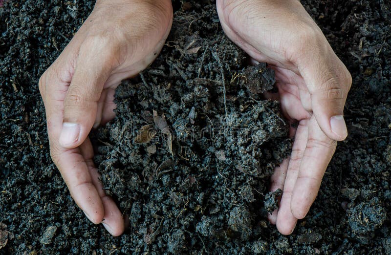Handen die grond, Organische meststof houden