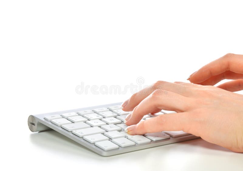Handen die op het verre draadloze computertoetsenbord typen royalty-vrije stock fotografie Handen die op het verre draadloze computertoetsenbord typen royalty-vrije stock fotografie