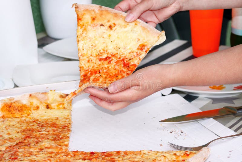 Handen die plakken van pizza Margarita nemen De hand op stukken van heerlijke pizza wordt getrokken die, sluit omhoog stock fotografie Handen die plakken van pizza Margarita nemen De hand op stukken van heerlijke pizza wordt getrokken die, sluit omhoog stock fotografie