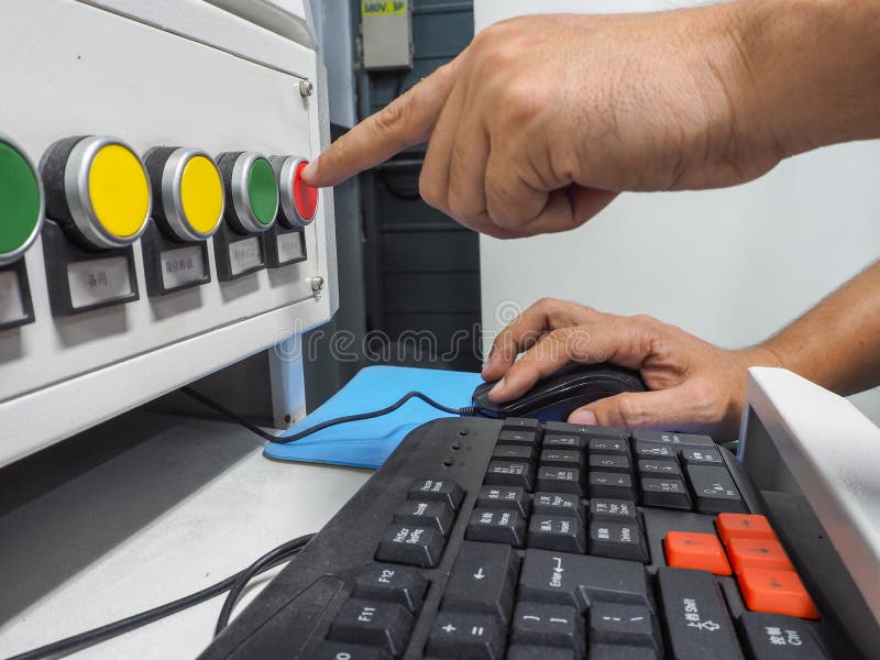 Handen die van de mens computer de met behulp van stelt CNC in werking stock afbeeldingen Handen die van de mens computer de met behulp van stelt CNC in werking stock afbeeldingen