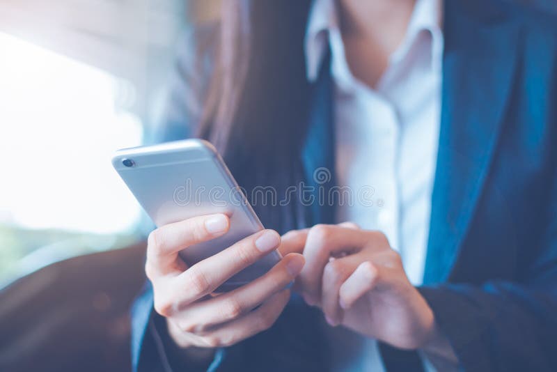 Handen för affärskvinnor använder mobiltelefoner i regeringsställning arkivfoton Handen för affärskvinnor använder mobiltelefoner i regeringsställning arkivfoton