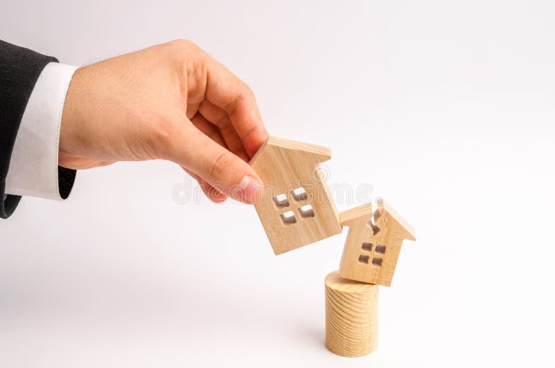 Handen för affärsman` s byter ut det gamla brutna huset med ny begrepp av renovering, renovering av hus och rivning arkivbild Handen för affärsman` s byter ut det gamla brutna huset med ny begrepp av renovering, renovering av hus och rivning arkivbild