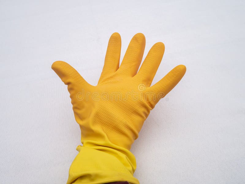 Handen met felgele rubberhandschoenen op een witte achtergrond royalty-vrije stock afbeelding Handen met felgele rubberhandschoenen op een witte achtergrond royalty-vrije stock afbeelding