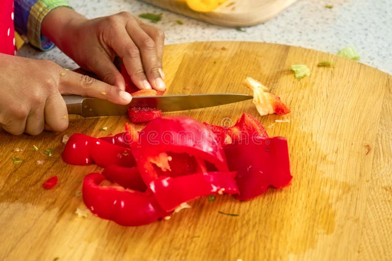Handen met messen scherpe paprika royalty-vrije stock afbeeldingen Handen met messen scherpe paprika royalty-vrije stock afbeeldingen