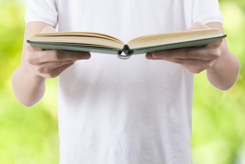 Handen met open boek royalty-vrije stock fotografie Handen met open boek royalty-vrije stock fotografie