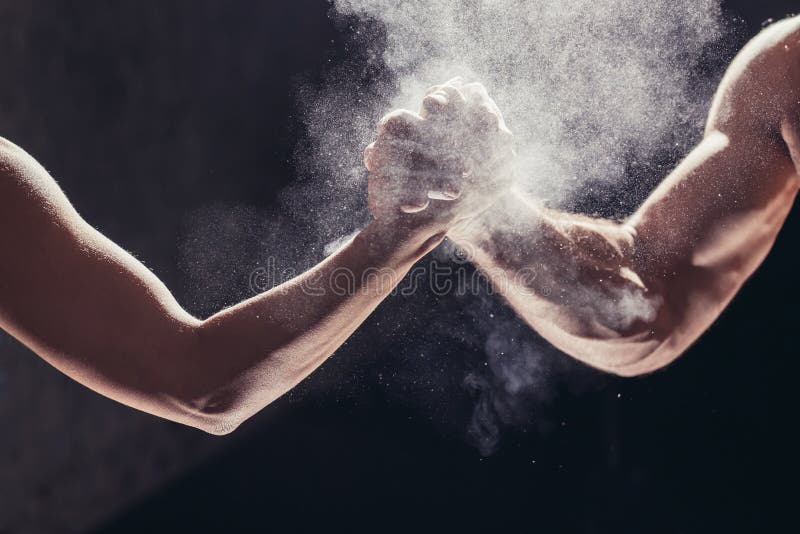 Handen samen - geschiktheidsteam na opleiding - hoogte vijf Het concept van de samenhorigheid royalty-vrije stock afbeelding Handen samen - geschiktheidsteam na opleiding - hoogte vijf Het concept van de samenhorigheid royalty-vrije stock afbeelding