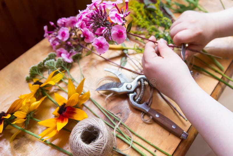 Handen van bloemist die bloemenboeket maken Hobbyconcept stock afbeeldingen Handen van bloemist die bloemenboeket maken Hobbyconcept stock afbeeldingen