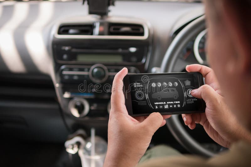 Download Handen Van De Mens Die Mobiele Slimme De Analyseappiicati Gebruiken Van Het Telefoonvoertuig Stock Foto - Afbeelding bestaande uit mensen, driving: 114226484