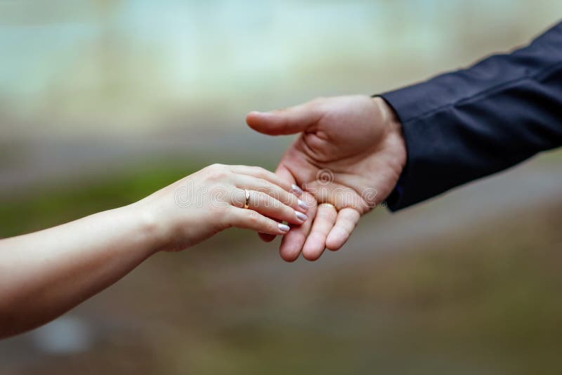 Handen van de minnaarsmens en vrouw stock afbeeldingen Handen van de minnaarsmens en vrouw stock afbeeldingen