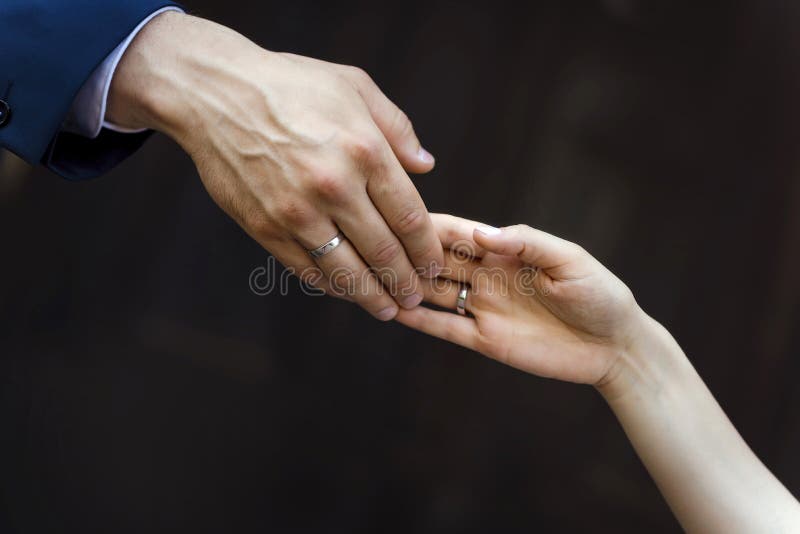 Handen van de minnaarsmens en vrouw stock foto's Handen van de minnaarsmens en vrouw stock foto's