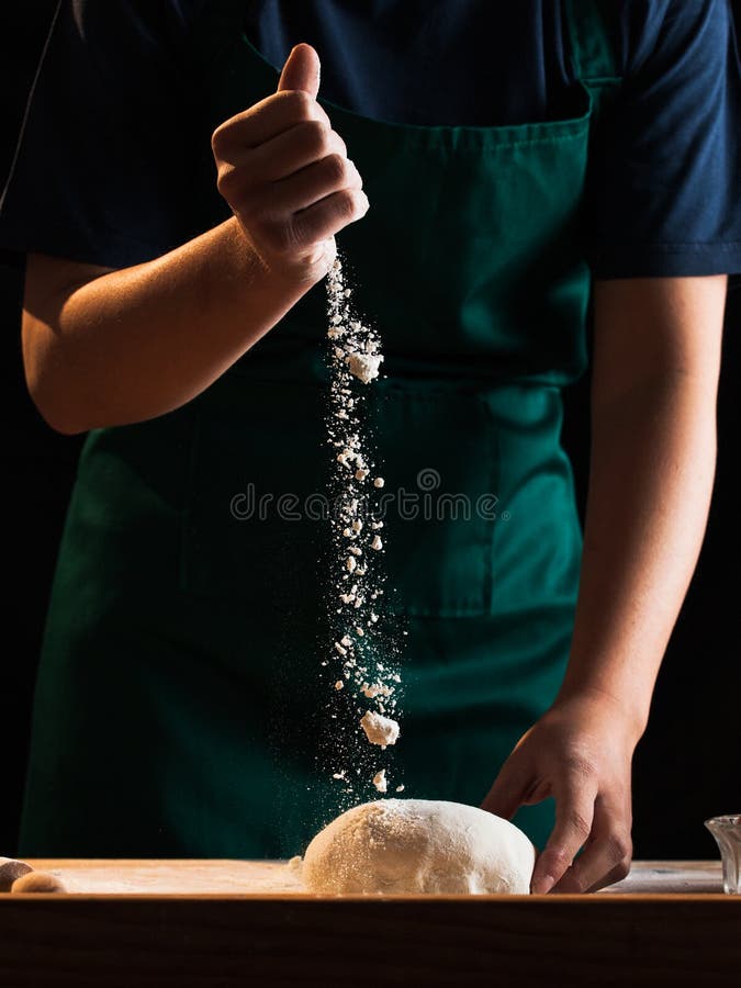 Handen van een de vrouw van de chef-kokbakker het kneden deeg royalty-vrije stock afbeelding Handen van een de vrouw van de chef-kokbakker het kneden deeg royalty-vrije stock afbeelding