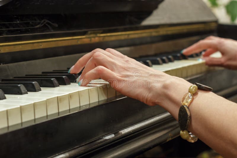 Handen van een meisje die op een witte piano, close-up spelen royalty-vrije stock afbeelding Handen van een meisje die op een witte piano, close-up spelen royalty-vrije stock afbeelding