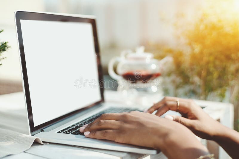 Handen van gemengde vrouw op toetsenbord van laptop royalty-vrije stock afbeeldingen Handen van gemengde vrouw op toetsenbord van laptop royalty-vrije stock afbeeldingen