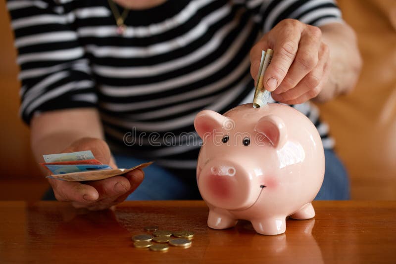 Handen van hogere vrouw die geld zetten stock foto's Handen van hogere vrouw die geld zetten stock foto's