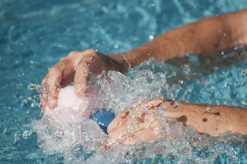 Handen van mens het bespatten met plastic rubbereendenspeelgoed royalty-vrije stock foto's Handen van mens het bespatten met plastic rubbereendenspeelgoed royalty-vrije stock foto's