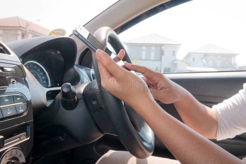 Download Handen Van Vrouw Die Mobiele Slimme Telefoon In De Auto Met Behulp Van Stock Foto - Afbeelding bestaande uit aandrijving, greep: 114226554