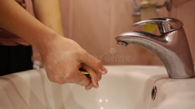 Handen wassen met zeep en warm water om een pandemie van het coronavirus te voorkomen. handhygiëne met antiseptica en ontsmettings