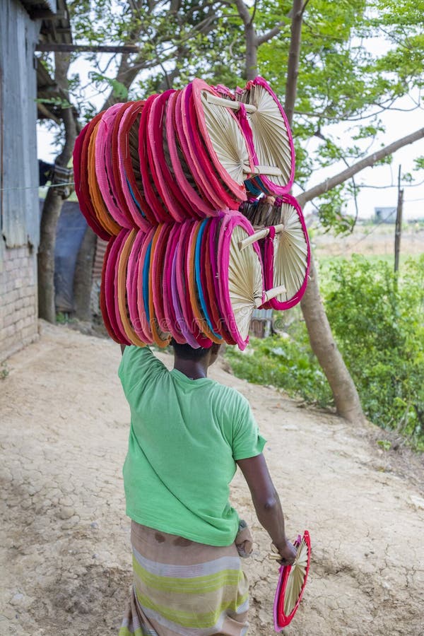 Handfans göras på Dhaka’s Bhatara, medan Mymensingh levererar råvarorna arkivfoton Handfans göras på Dhaka’s Bhatara, medan Mymensingh levererar råvarorna arkivfoton