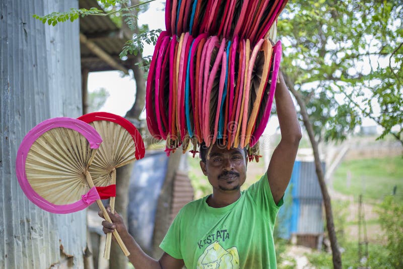 Handfans tas till marknaden som är till salu på Cholmaid i Dhaka’s Bhatara arkivfoton Handfans tas till marknaden som är till salu på Cholmaid i Dhaka’s Bhatara arkivfoton