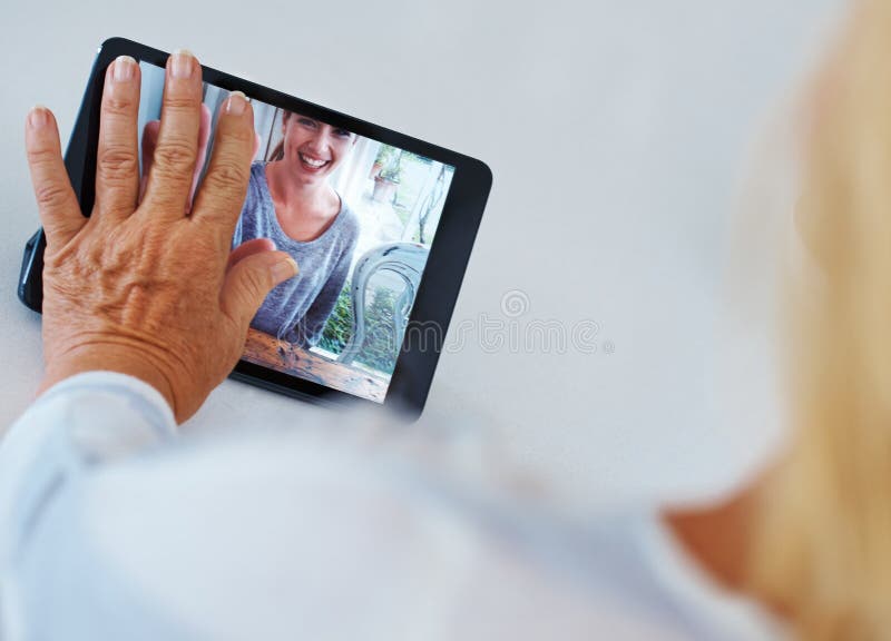 Handgamla personer och telefonskärm för videosamtal med familjekommunikation eller onlinetjänst vid pensionering. hög royaltyfri bild