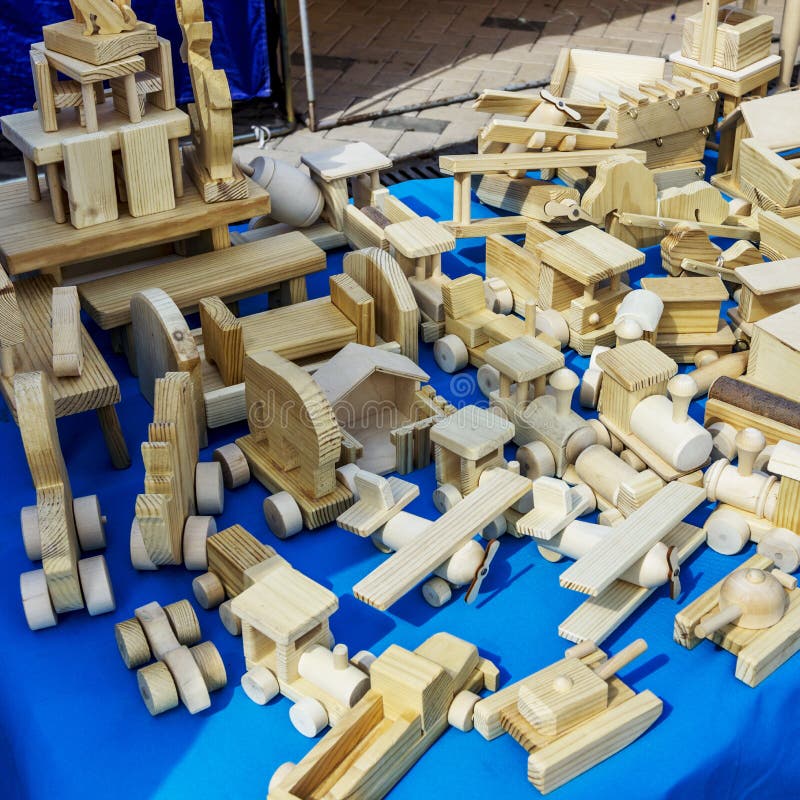 Handgefertigte, aus Holz gefertigte Kinderspielzeuge stockbilder