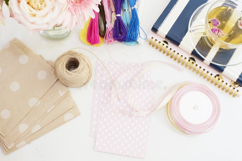 Handgemacht, Handwerkskonzept Materialien für die Herstellung von den Schnurarmbändern und von handgemachten Waren verpackend - t lizenzfreie stockbilder Handgemacht, Handwerkskonzept Materialien für die Herstellung von den Schnurarmbändern und von handgemachten Waren verpackend - t lizenzfreie stockbilder