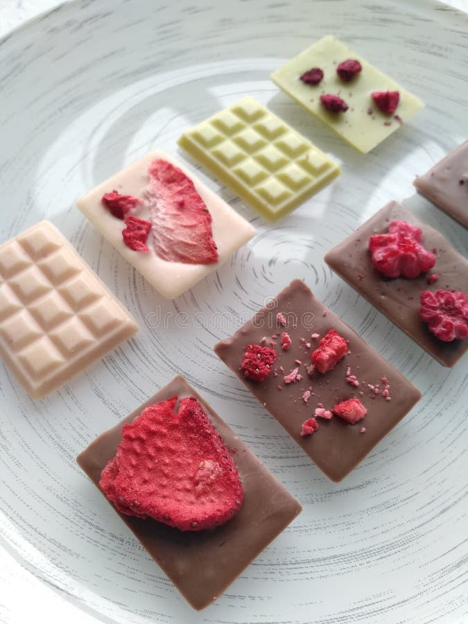 Handgemachte Schokolade: Milchschokolade, Erdbeerschokolade und weiße Schokolade mit matcha lizenzfreie stockbilder Handgemachte Schokolade: Milchschokolade, Erdbeerschokolade und weiße Schokolade mit matcha lizenzfreie stockbilder