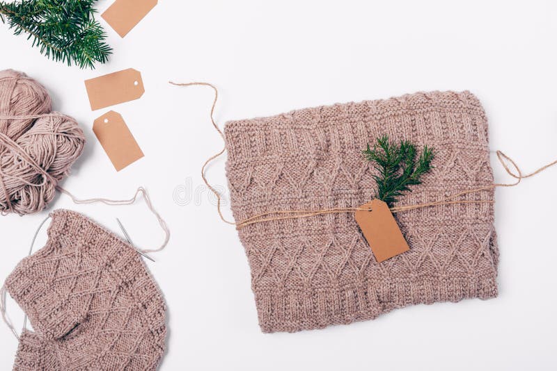 Handgemachte Strickjacke des flachen Plans Wollverpackt als Geschenk stockfoto
