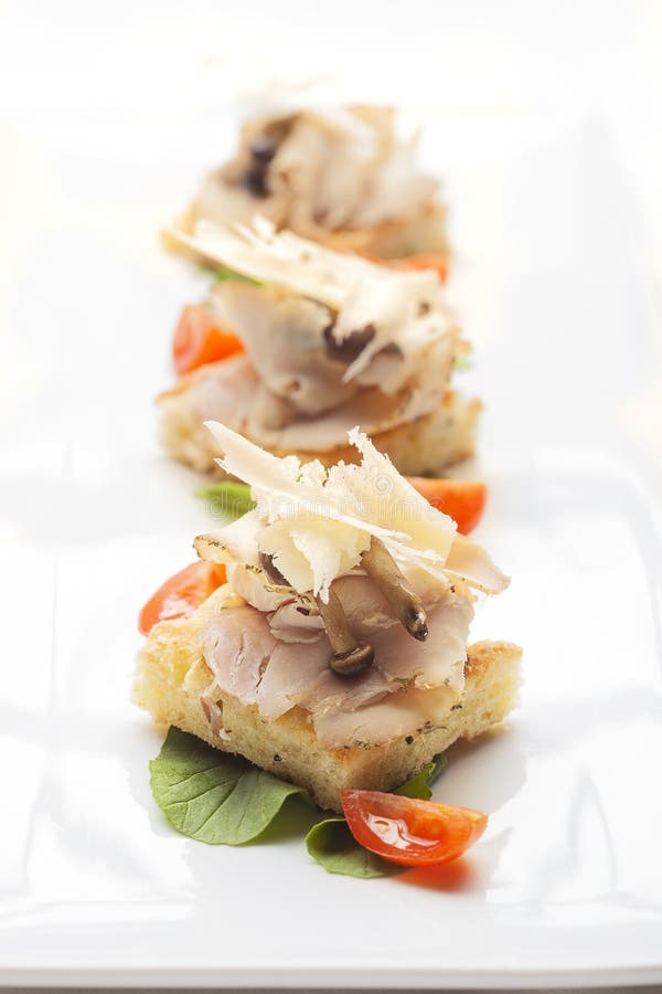 Crostini di Focaccia, italienischer feiner speisender Aperitif lizenzfreies stockbild Crostini di Focaccia, italienischer feiner speisender Aperitif lizenzfreies stockbild