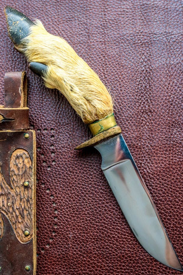 Handgemachtes Jagdmesser auf dem braunen Hintergrund lizenzfreies stockbild Handgemachtes Jagdmesser auf dem braunen Hintergrund lizenzfreies stockbild