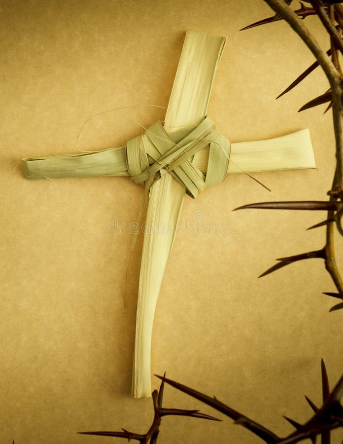 Handgemachtes Palmen-Niederlassungs-Kreuz umgeben durch Dornenkrone