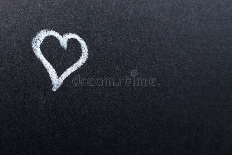 Hand Getrokken Hart Met Pijl Op Zwarte Krijtbord Kopieerruimte Valentijnsdag, Alle Liefhebbers Concept Stock Foto - of viering, harten: 169951648