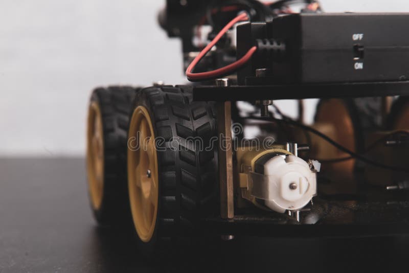 Handgjord robot. Grundutbildning för barn och tonåringar, robotik och elektronik. dyster. ai. ånga. royaltyfria bilder