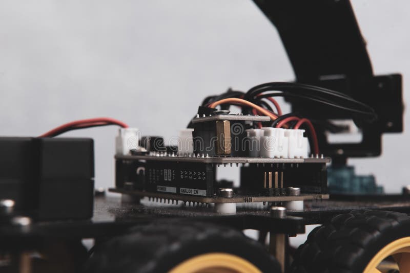 Handgjord robot. Grundutbildning för barn och tonåringar, robotik och elektronik. dyster. ai. ånga. arkivfoto