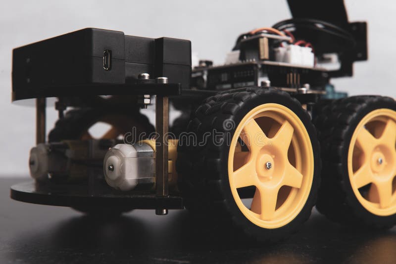 Handgjord robot. Grundutbildning för barn och tonåringar, robotik och elektronik. dyster. ai. ånga. arkivbilder