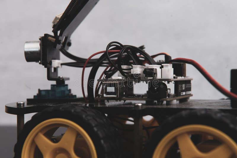 Handgjord robot. Grundutbildning för barn och tonåringar, robotik och elektronik. dyster. ai. ånga. arkivfoton