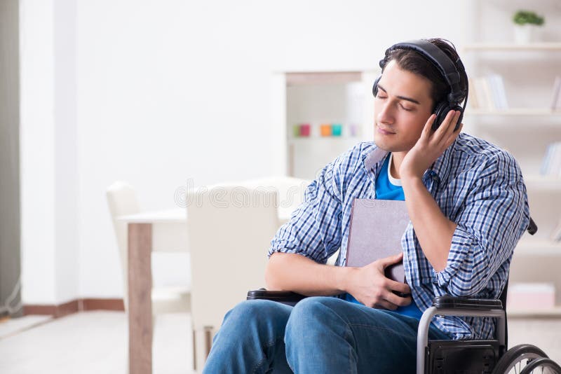 Handikappade personermannen som lyssnar till musik i rullstol arkivbilder Handikappade personermannen som lyssnar till musik i rullstol arkivbilder