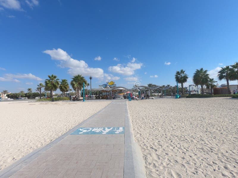 Handikappstrandtillträde på den Jumeirah stranden Dubai UAE Landskapsikt av en sandig strand med rörelsehindrat tillträde och ett arkivbilder Handikappstrandtillträde på den Jumeirah stranden Dubai UAE Landskapsikt av en sandig strand med rörelsehindrat tillträde och ett arkivbilder