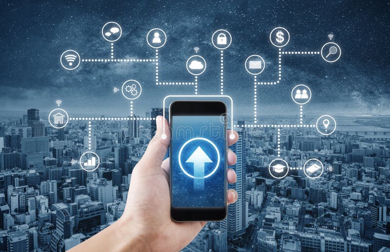 Handje met mobiele smartphone voor verbinding met internetgegevens en online toepassing stock fotografie Handje met mobiele smartphone voor verbinding met internetgegevens en online toepassing stock fotografie