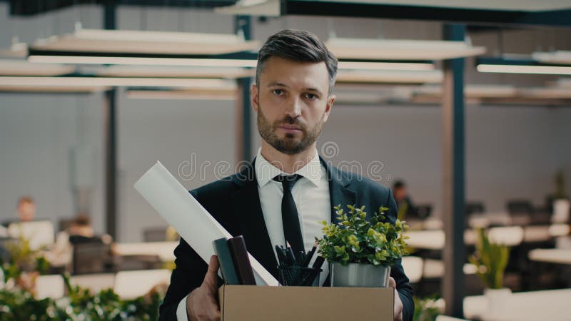 Handjur som innehar kartong med ägodelar på kontoret lager videofilmer