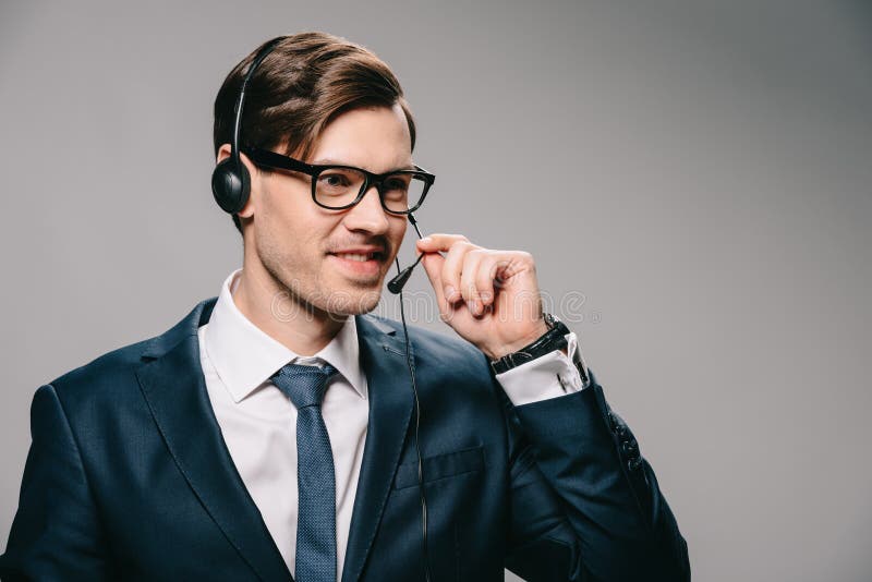 Handlig man i glasögon, med headset och mikrofon royaltyfria foton Handlig man i glasögon, med headset och mikrofon royaltyfria foton