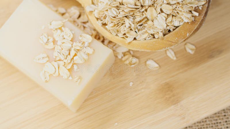 Handlowy organicznie oatmeal mydło wiruje strzał