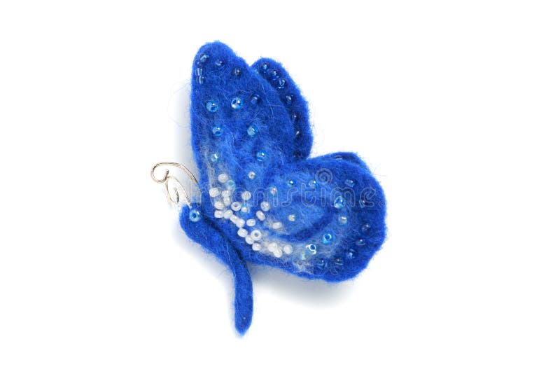 Handmade broszka od odczuwanego w postaci błękitnego motyla, dekorującego z koralikami na białym tle zdjęcia stock Handmade broszka od odczuwanego w postaci błękitnego motyla, dekorującego z koralikami na białym tle zdjęcia stock