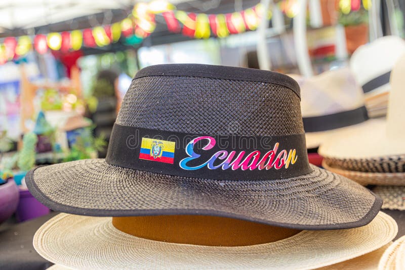 Ruční klasický styl klobouk nebo země jméno ekvádor a na kapela na tradiční venkovní trh v, ekvádor.