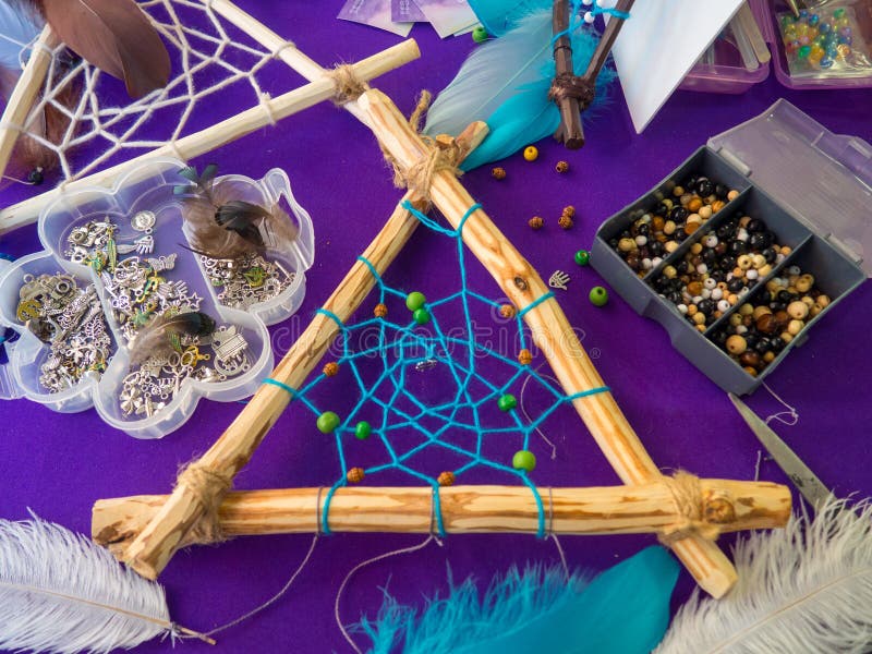 Handmade dream catcher being assembled diy table top composition flat lay composition of workshop on ethnic tribal american imagens de stock