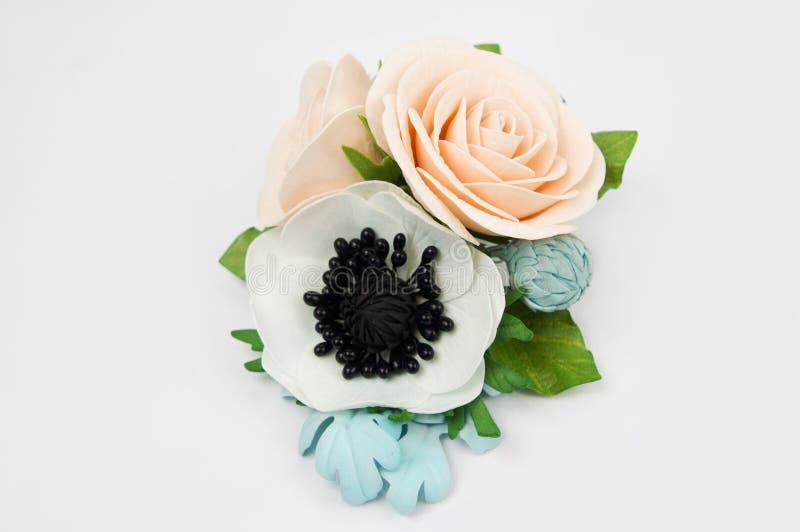 Handmade foamiran ткани цветка Искусственные цветки сделанные от sp стоковые фотографии rf Handmade foamiran ткани цветка Искусственные цветки сделанные от sp стоковые фотографии rf