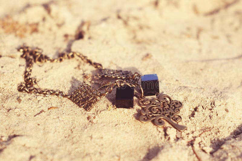 handmade Halskette auf dem Sand am unny Tag
