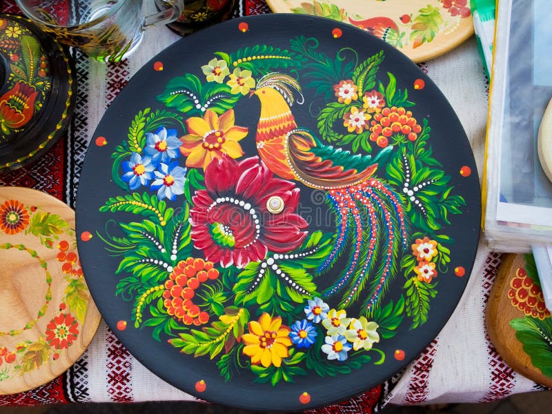 Handmade and handpainted decorative ceramic plate, bright floral patterns and fantastic bird, Petrykivka painting style stock photography Handmade and handpainted decorative ceramic plate, bright floral patterns and fantastic bird, Petrykivka painting style stock photography