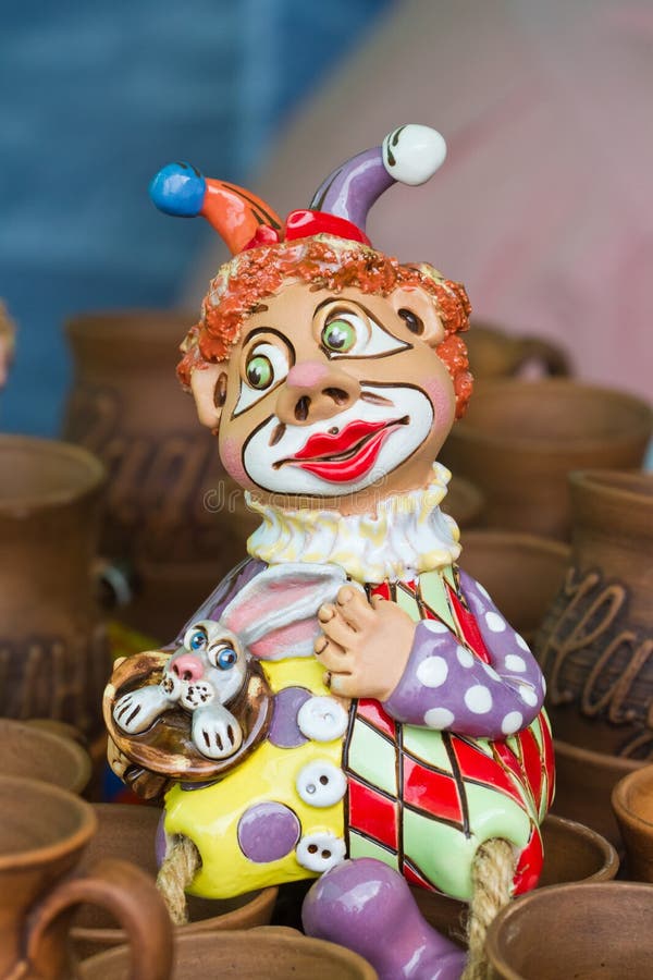 Handmade i handpainted humorystyczna zabawka - postać błazen z królika, tradycyjnej i nowożytnej stylową ceramiczną glinianą pami obrazy royalty free Handmade i handpainted humorystyczna zabawka - postać błazen z królika, tradycyjnej i nowożytnej stylową ceramiczną glinianą pami obrazy royalty free